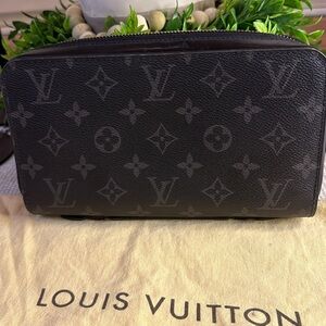 Louis Vuitton
LEATHER CLUTCH Monogram in Black  with authenticity